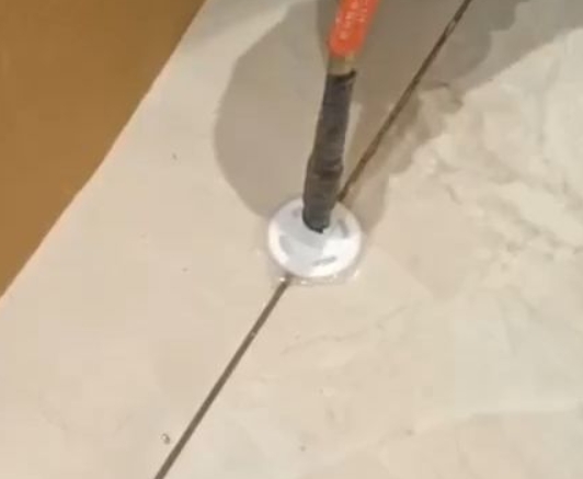 余庆瓷砖空鼓维修公司专业解答瓷砖在铺贴过程中，如果没有涂抹均匀到位的粘结材料（如水泥砂浆或瓷砖胶），可能会导致以下问题