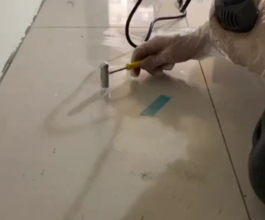 余庆瓷砖开裂维修公司专业分享瓷砖在铺贴前如果没有沥干水分，将会导致以下问题